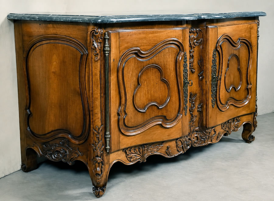Buffet nîmois exceptionnel de qualité galbé toutes faces et sculpté
